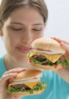Un burger mancat vineri poate fi vinovat de senzatia de foame pana luni