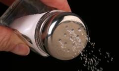 Slabeste reducand cantitatea de sare consumata