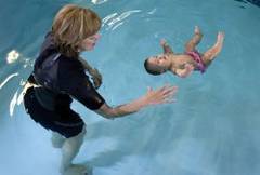 Copiii care inoata inainte de 2 ani risca sa aiba probleme la plamani