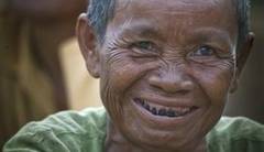 Leac pentru greturile matinale, in Cambodgia: mestecatul tutunului