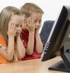 Copiii isi petrec aproape opt ore din zi in mediul electronic