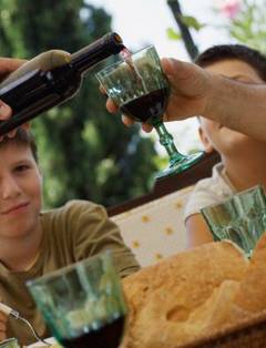 Un pahar de vin la masa, in cazul copiilor, duce la probleme cu alcoolul, la maturitate