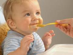 Ce-i dai bebelusului: mancare din "borcanel" sau gatita in casa?