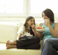 Mamicile la dieta risca sa aiba fiice cu probleme de alimentatie
