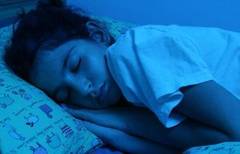 Lentilele purtate noaptea pot imbunatati vederea copiilor