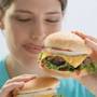 Un burger mancat vineri poate fi vinovat de senzatia de foame pana luni