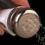Slabeste reducand cantitatea de sare consumata
